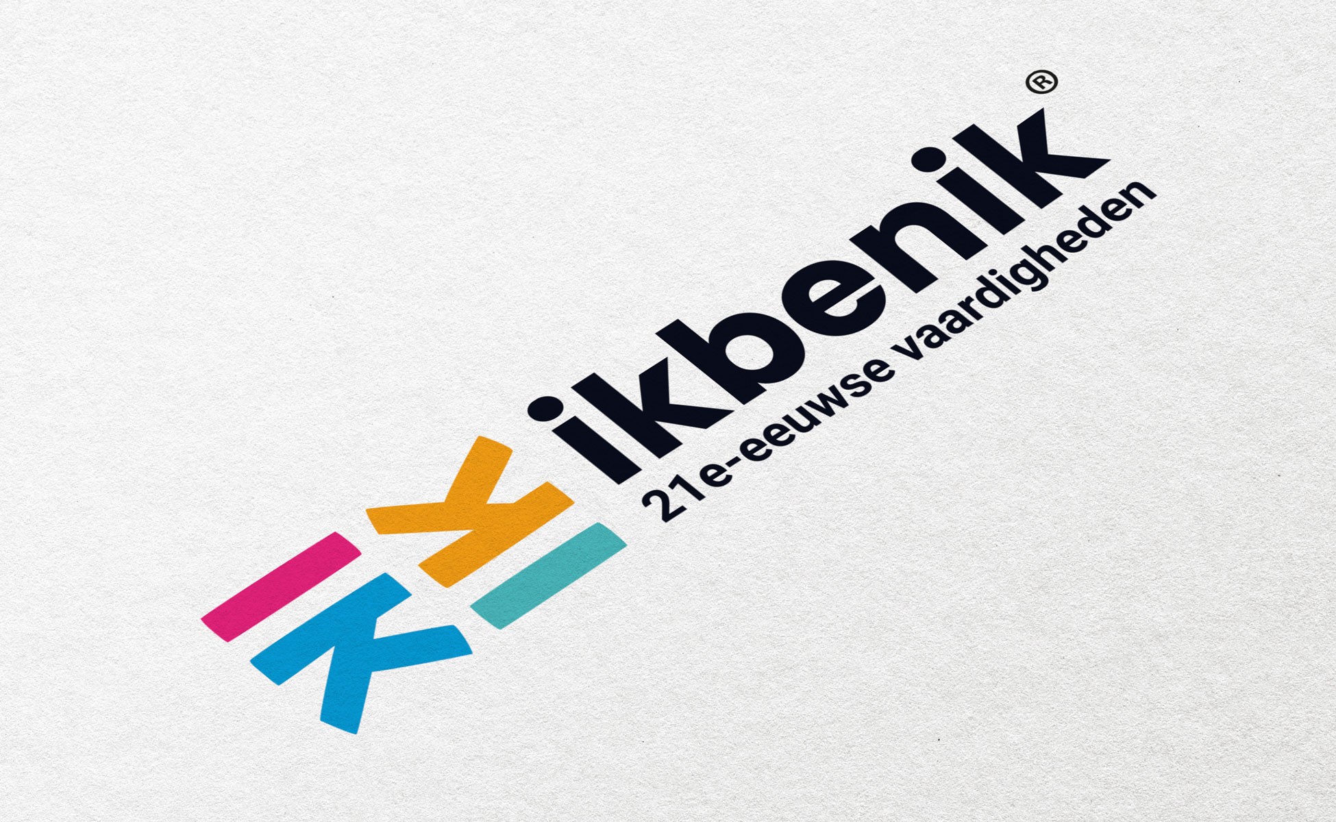 een logo met een ster en tekst