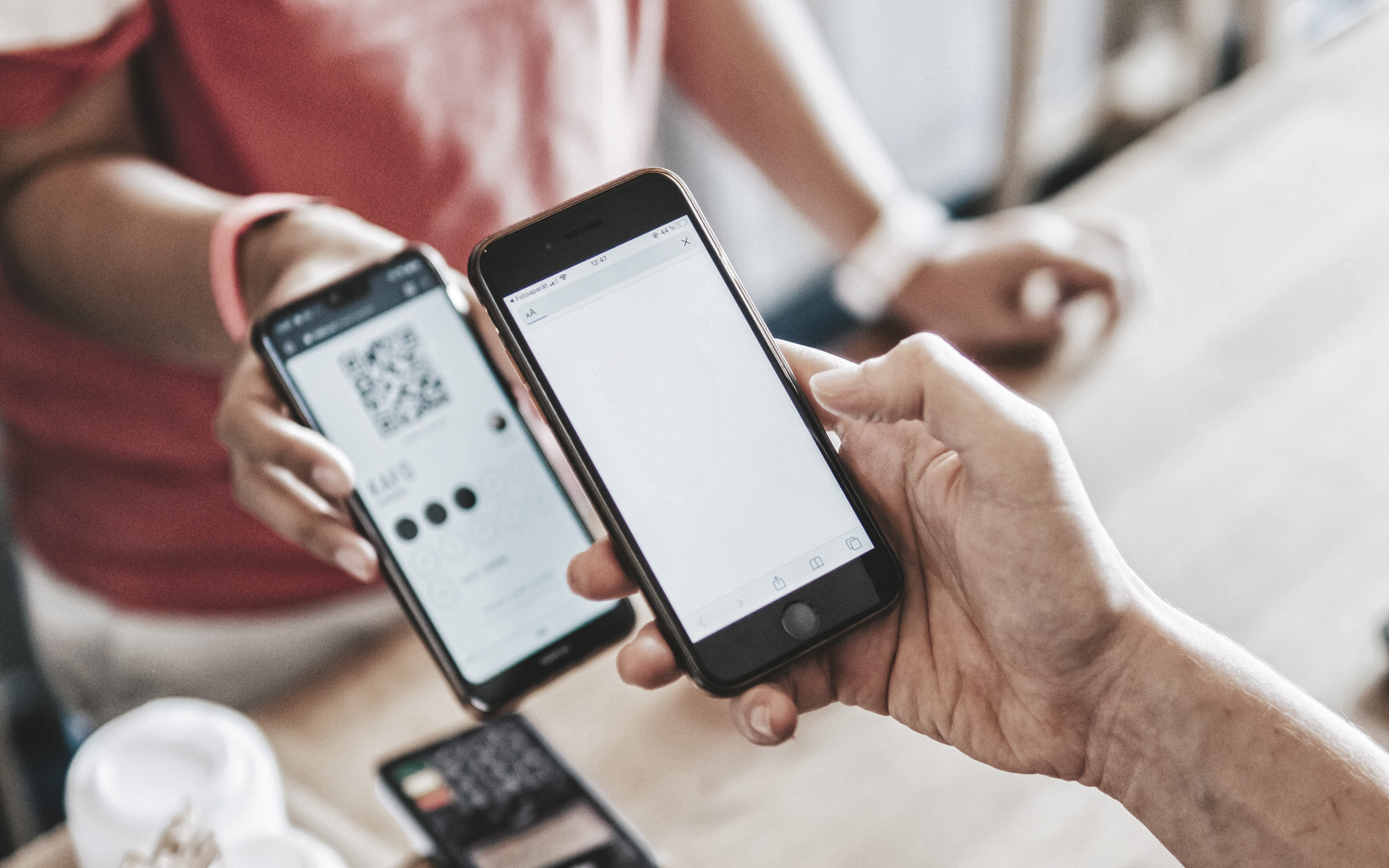 een persoon die een telefoon vasthoudt