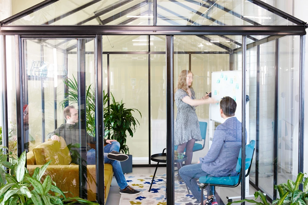 Werksessie in de glazen overlegruimte