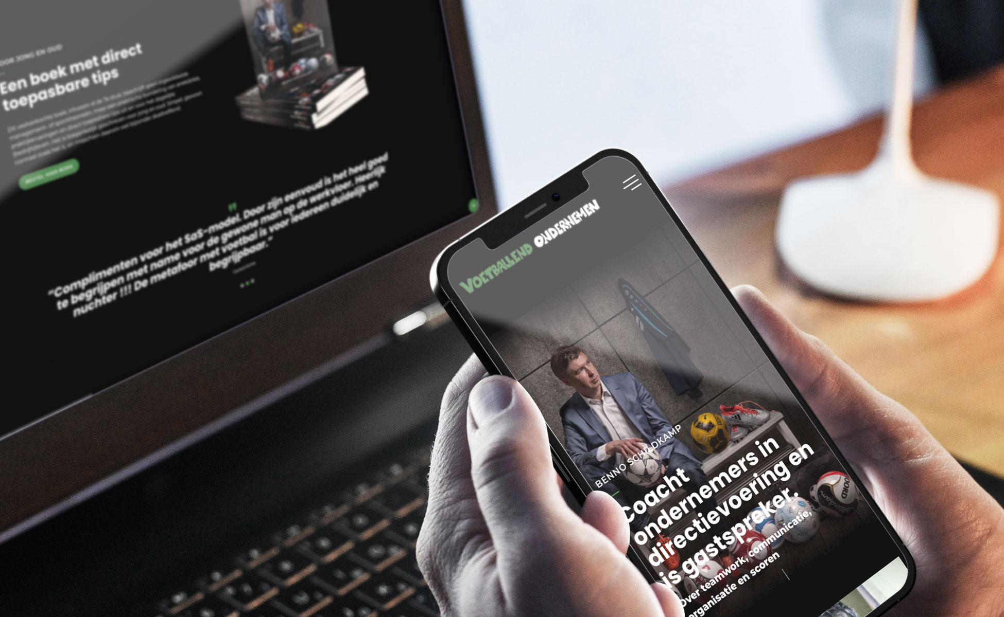 een persoon die een telefoon vasthoudt