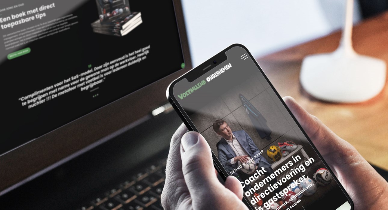 een persoon die een telefoon vasthoudt