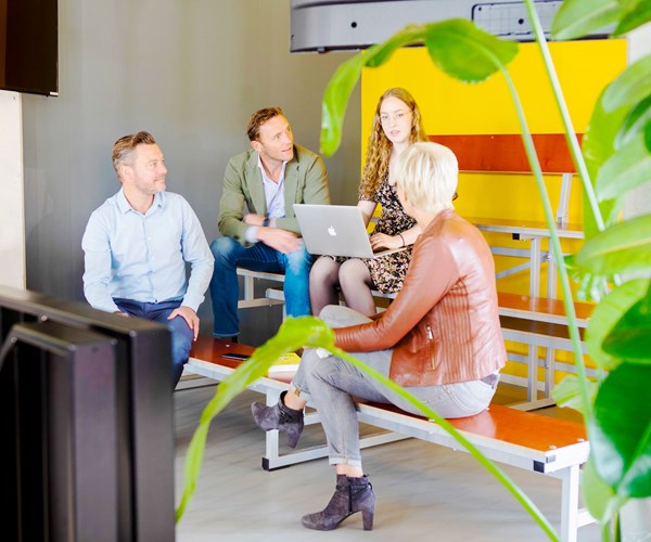 een groep mensen die op een trap zitten