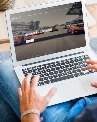 een man die een laptop gebruikt