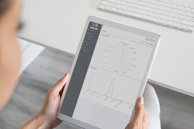 een persoon die een tablet vasthoudt