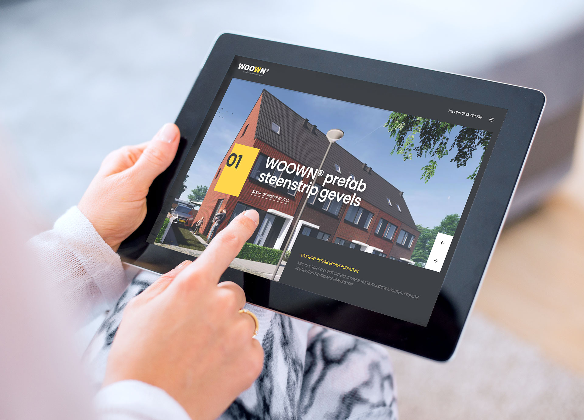 een persoon die een tablet vasthoudt