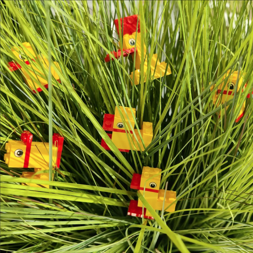 een groep speelgoed in een boom