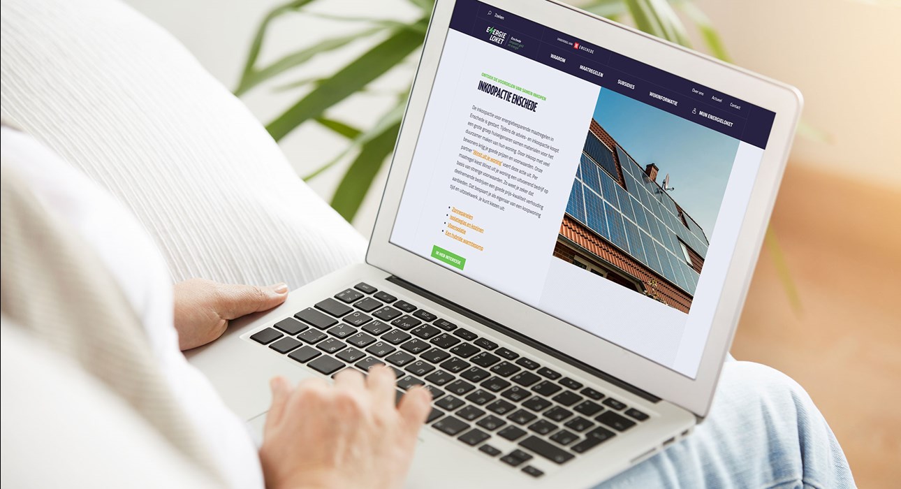 een persoon die een laptop gebruikt