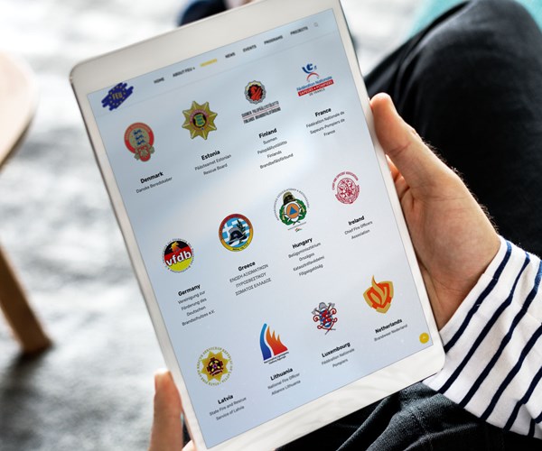 een persoon die een tablet vasthoudt