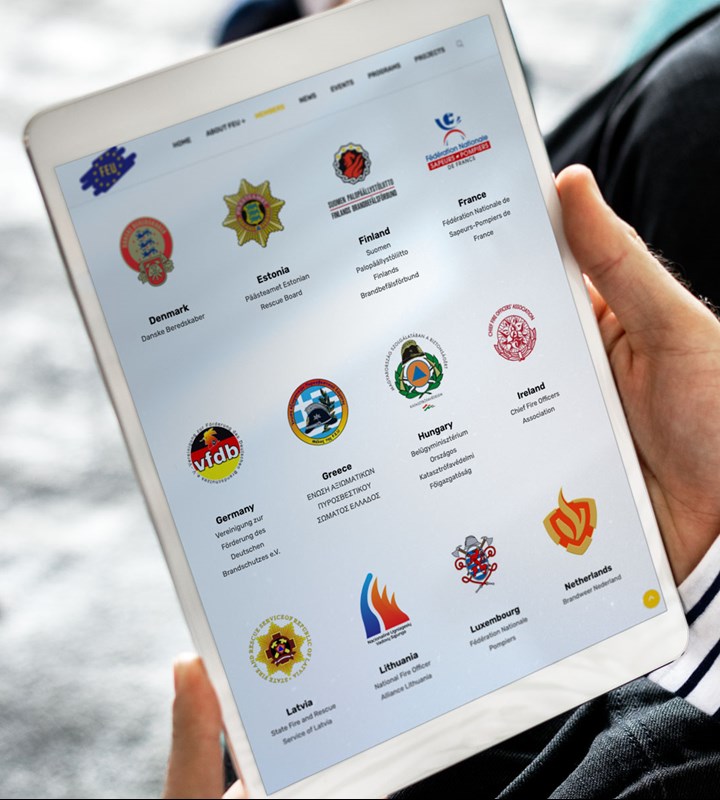 een persoon die een tablet vasthoudt