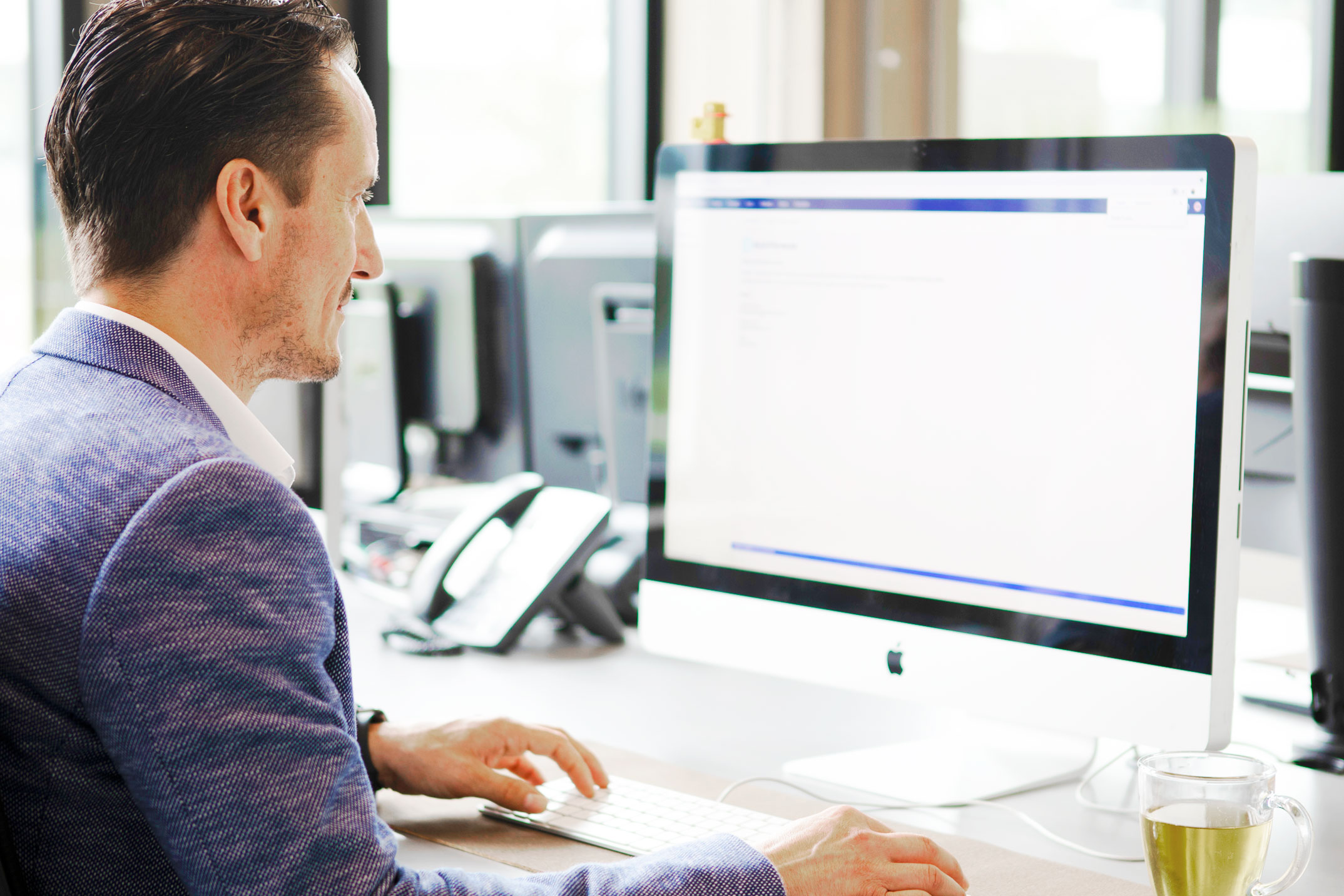 een mens die aan een computer werkt