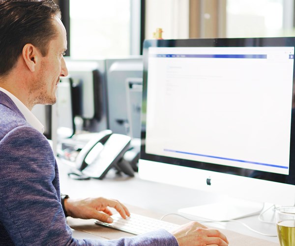 een mens die aan een computer werkt