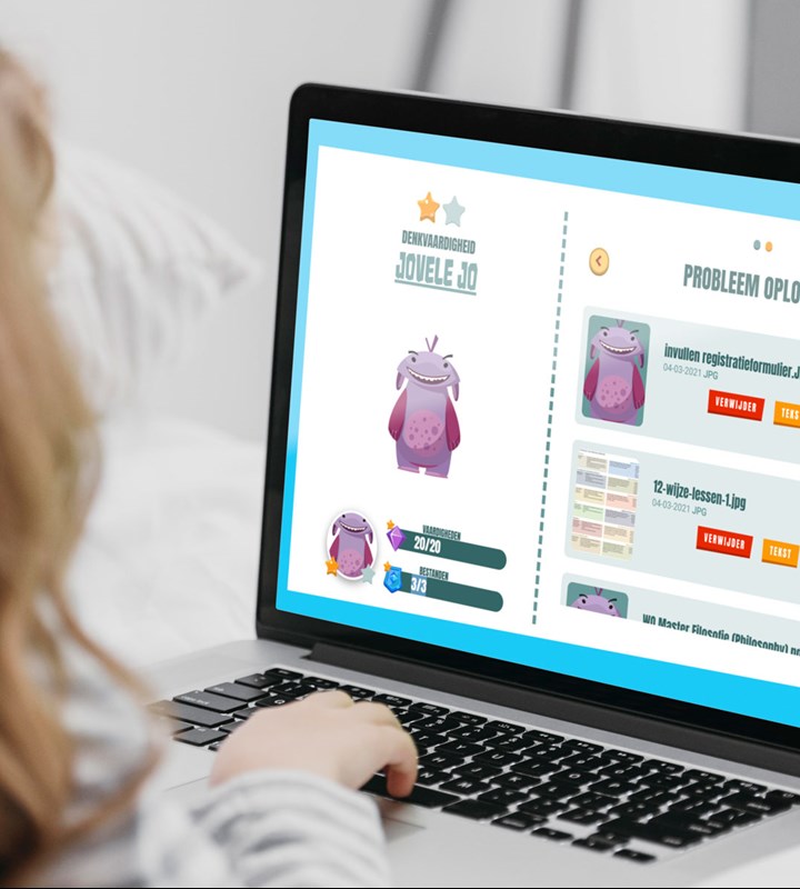 een vrouw die laptop met behulp van