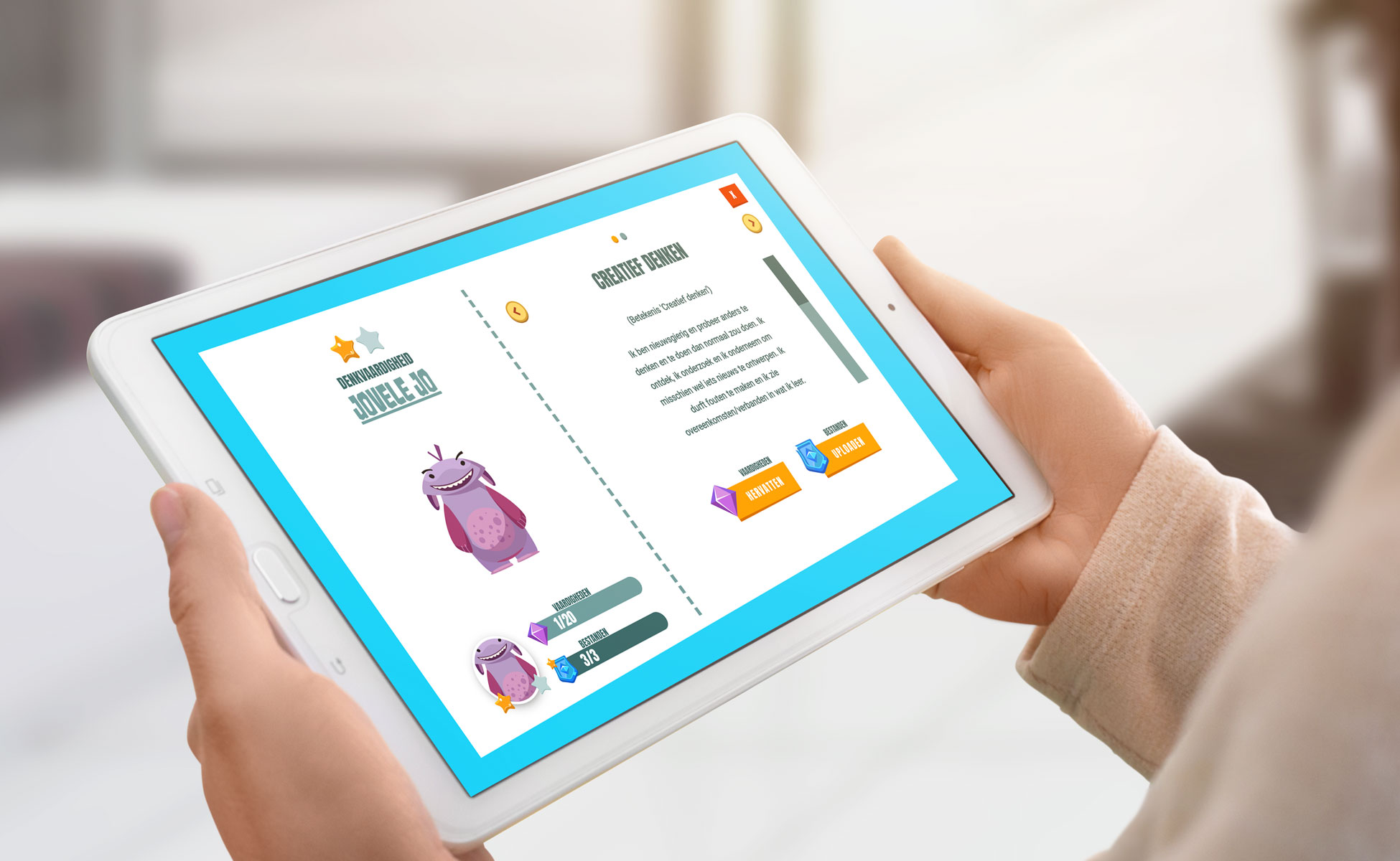 een persoon die een tablet vasthoudt