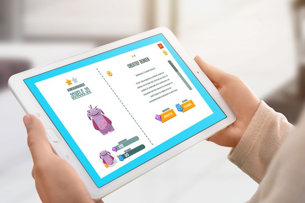 een persoon die een tablet vasthoudt