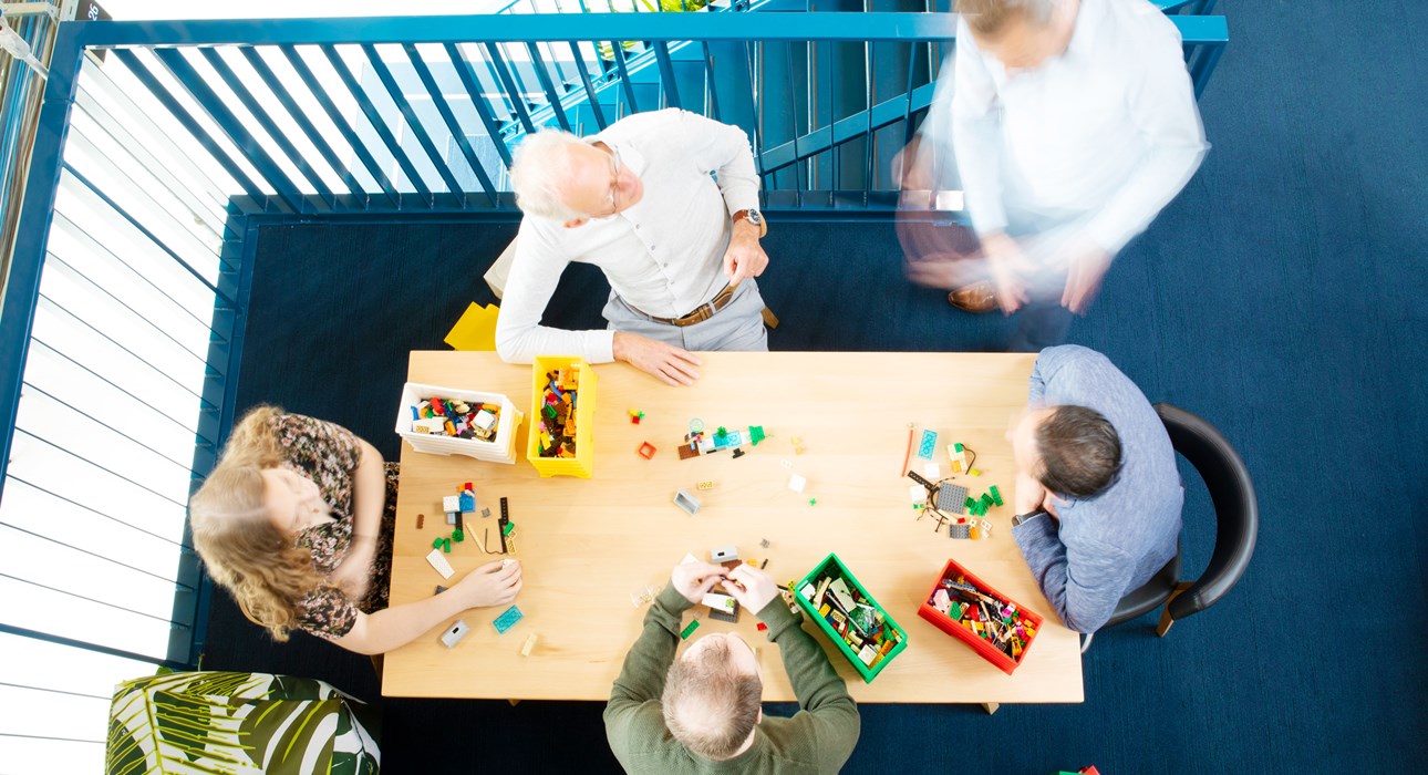 een groep mensen die een bordspel op een lijst spelen