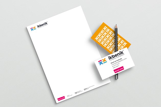 een witte envelop met een geel logo