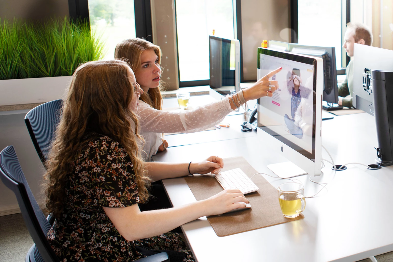 Developers van Dutchbreeze bespreken een ontwerp op het scherm