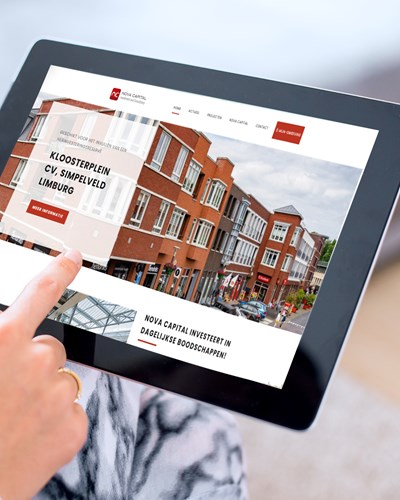 een persoon die een tablet vasthoudt