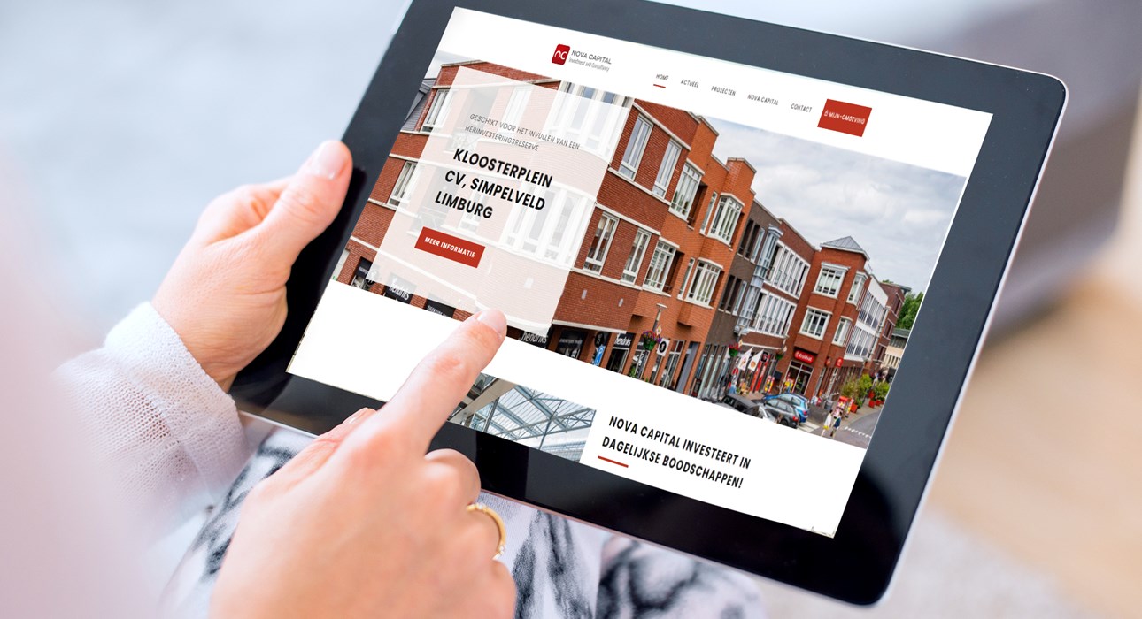 een persoon die een tablet vasthoudt