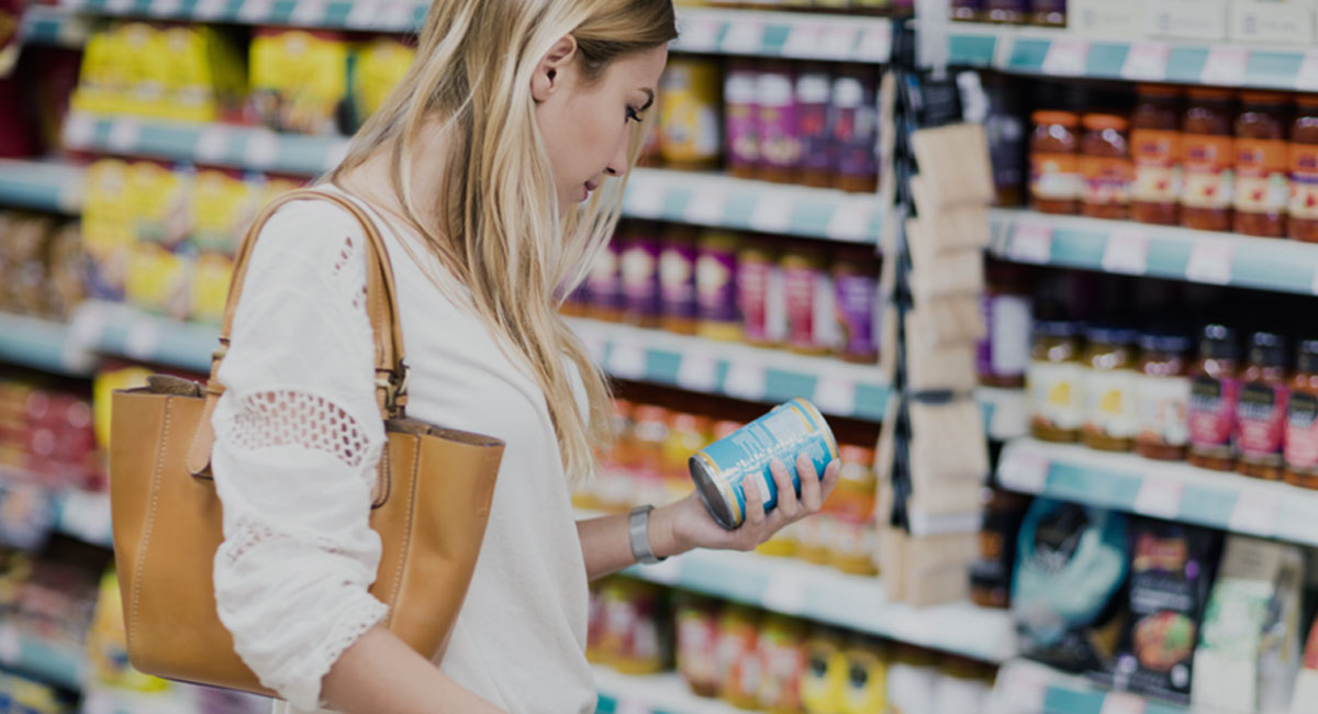 een vrouw in een kruidenierswinkel