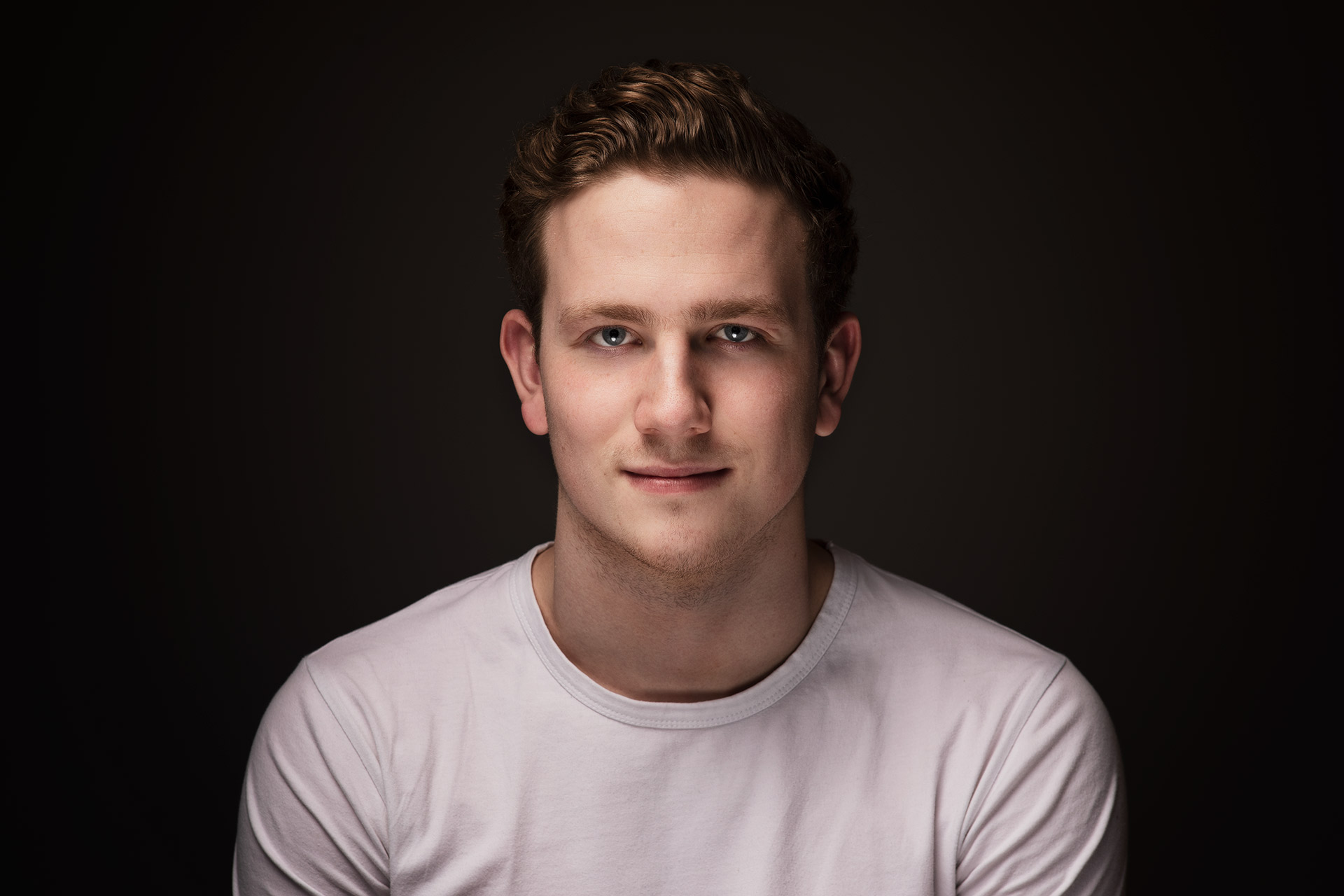 een man in een wit overhemd