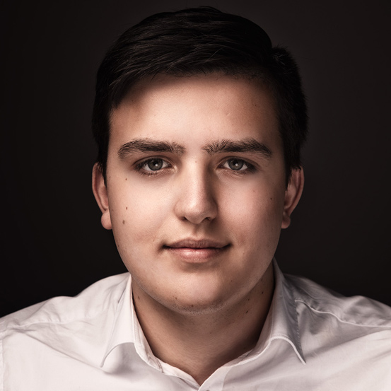 een mens die een wit overhemd draagt