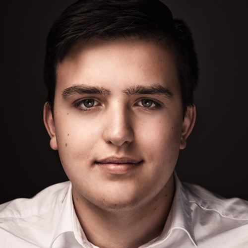 een mens die een wit overhemd draagt