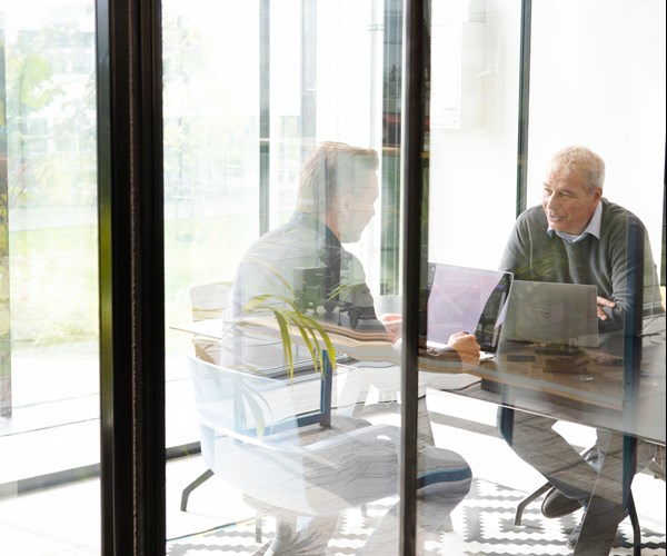 een man en een vrouw die bij een lijst werken