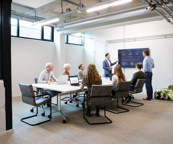 een groep mensen in een vergadering