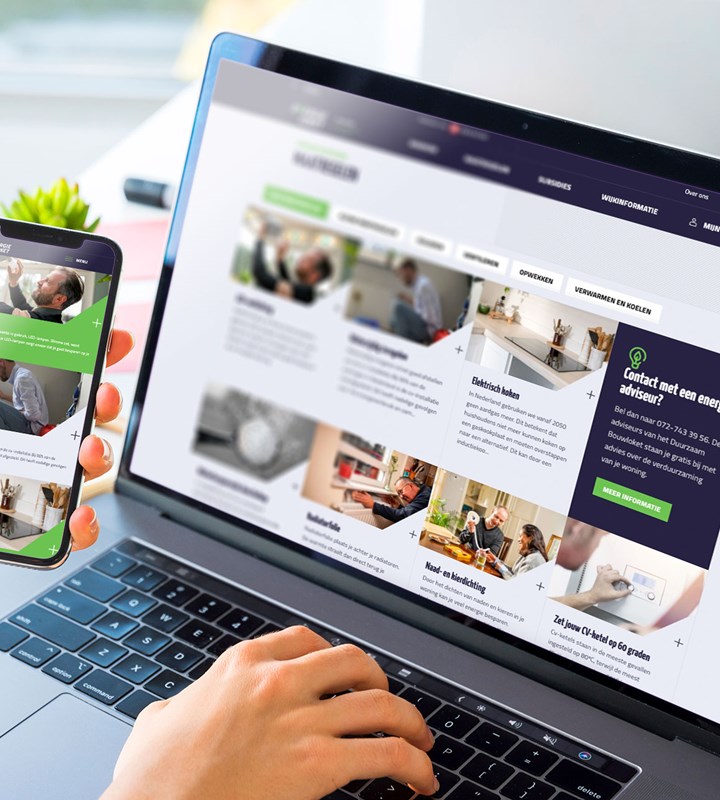 een persoon die een tablet vasthoudt